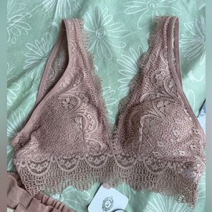 NWT
NEW
Sz‎ S fits XS or S 
Elegant Black Lace Bralette
PADDED BRA 
Plunging V